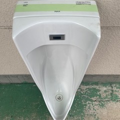 【美品】LIXIL センサー一体型ストール小便器　壁掛け型　U-A51APの画像