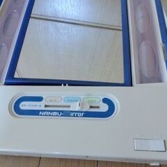 移動式三面鏡　ライト付き　コンセント式　未使用　サイズ約高さ34x幅28Ｘ奥行き9cmの画像