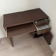 収納付きデスク　キーボード置き場や引き出し複数ありの画像
