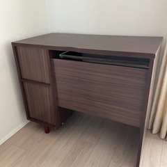 収納付きデスク　キーボード置き場や引き出し複数ありの画像
