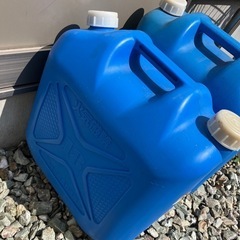 灯油ボトル2個と備品の画像