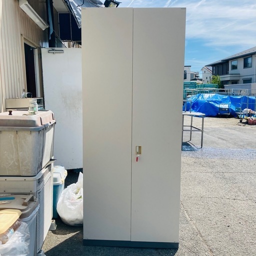 ⭐️激安⭐️大型　キャビネット　鍵あり