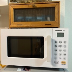 電子レンジとグラス4個が入った木製の収納ボックス