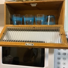 電子レンジとグラス4個が入った木製の収納ボックスの画像