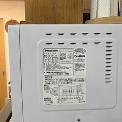 電子レンジとグラス4個が入った木製の収納ボックスの画像