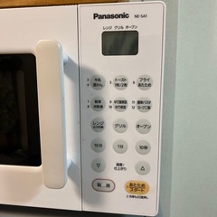 電子レンジとグラス4個が入った木製の収納ボックスの画像