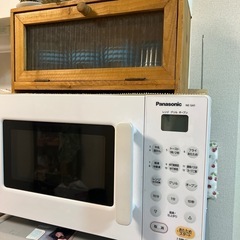 電子レンジとグラス4個が入った木製の収納ボックスの画像