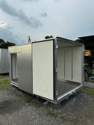 仕上げ済み！断熱材入り！スライド式横扉！バイクガレージ！使い勝手抜群！倉庫物置用 2トン保冷コンテナ