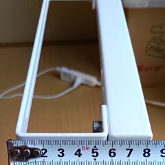 【傷あり品】中古パソコンモニター台（白、幅60cm、奥行25cm、高さ8cm）の画像
