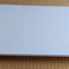 【傷あり品】中古パソコンモニター台（白、幅60cm、奥行25cm、高さ8cm）の画像