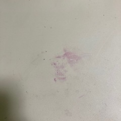 コンセント付きテーブル、椅子のセットの画像