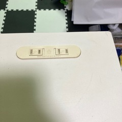 コンセント付きテーブル、椅子のセットの画像