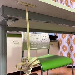 コンセント付きテーブル、椅子のセットの画像