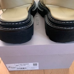 CHARLES & KEITH　サンダルの画像