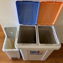 ゴミ箱二つの画像