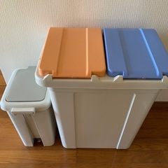 ゴミ箱二つの画像