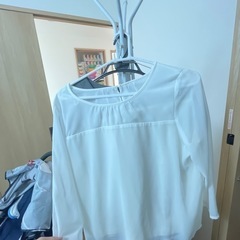 お話中 白 ブラウス