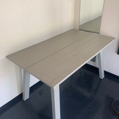 ダイニングテーブル　大きいです。
