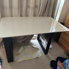 ダイニングテーブルの画像