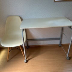 ニトリの机とイームズ風チェア　セットの画像