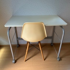 ニトリの机とイームズ風チェア　セットの画像