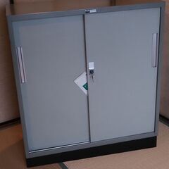 スチール製本棚　鉄製扉、専用台座付