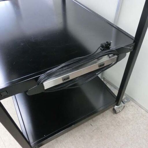 テレビ什器 タイヤ付き 幅87.5cm コンセントタップ付き 移動式スチール棚 テレビ台 TV台 電源タップ付き 黒 ブラック ラック