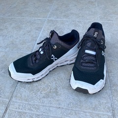 【値下げしました‼️】On/オン 「Cloudultra/クラウドウルトラ」スニーカー　Black | White （メンズ、26㎝）の画像