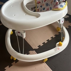 赤ちゃん歩行器の画像