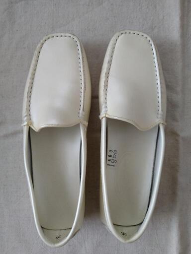 TOD’Sトッズ　ローファー　ホワイト(ツヤあり)　フラットシューズ