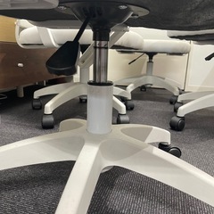 【引き取りで1000円あげます】デスクチェア4脚　ホワイト　上下調整の画像