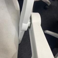 【引き取りで1000円あげます】デスクチェア4脚　ホワイト　上下調整の画像