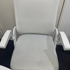 【引き取りで1000円あげます】デスクチェア4脚　ホワイト　上下調整の画像