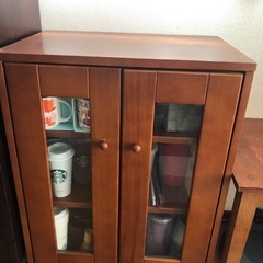 木製棚とテーブル