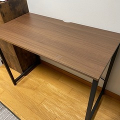 勉強机、テーブルの画像