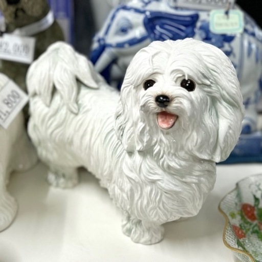 白い犬の陶器の置物