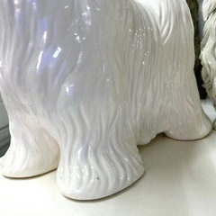 小さめ白い犬の置物の画像