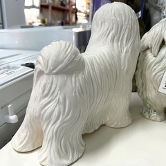 小さめ白い犬の置物の画像