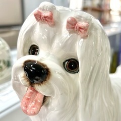 小さめ白い犬の置物の画像