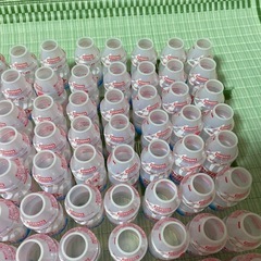 ヤクルトの容器110本の画像