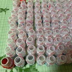 ヤクルトの容器110本の画像