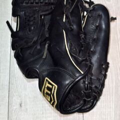 野球のピッチャーや野手のグローブです。軟式野球用でメーカーがZE...
