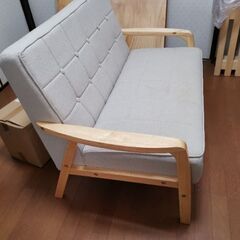 木の手すりのグレーのソファの画像