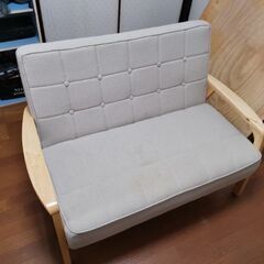 木の手すりのグレーのソファの画像