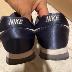 中古 NIKE サテン生地？スニーカー 紺の画像