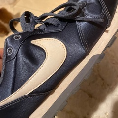 中古 NIKE サテン生地？スニーカー 紺の画像