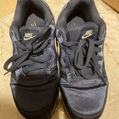 中古 NIKE サテン生地？スニーカー 紺の画像