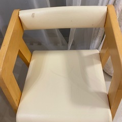 幼児用椅子2脚とテーブルセットの画像
