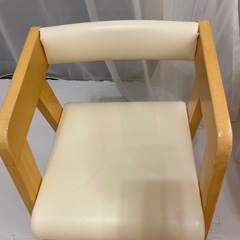 幼児用椅子2脚とテーブルセットの画像