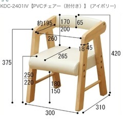 幼児用椅子2脚とテーブルセットの画像